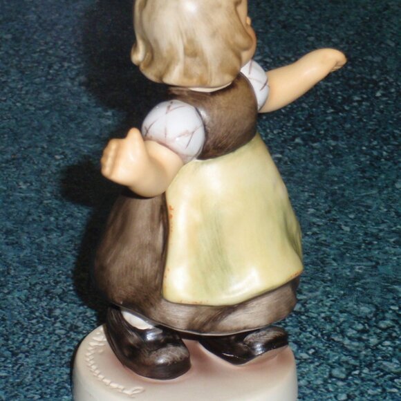 MINT CONDITION "Spring Waltz" Goebel Hummel Collectible Figurine 912/B - GIFT! - Picture 3 of 9